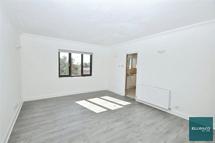 2 Bedroom Flat To Rent In Rowlands Close, Mill Hill, London, NW7