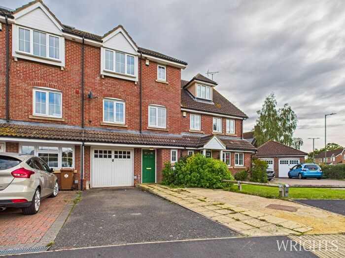 4 Bedroom Town House For Sale In Bluebell Way, Hatfield, AL10