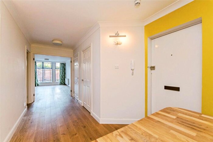 2 Bedroom Flat For Sale In Fore Street, Exeter, Devon, EX4