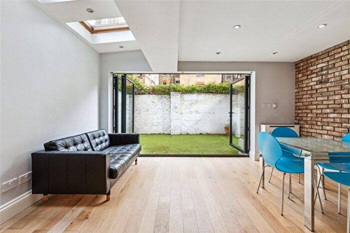 2 Bedroom Flat To Rent In Warriner Gardens, SW11