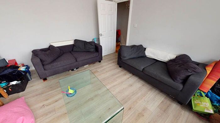 6 Bedroom Semi-Detached House To Rent In Ebor Mount, Leeds, LS6