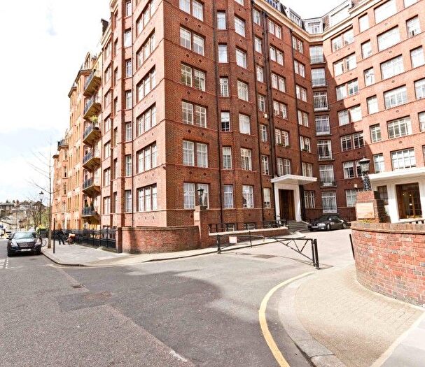 3 Bedroom Flat To Rent In Oakwood Court, Abbotsbury Road, Kensington, London, W14