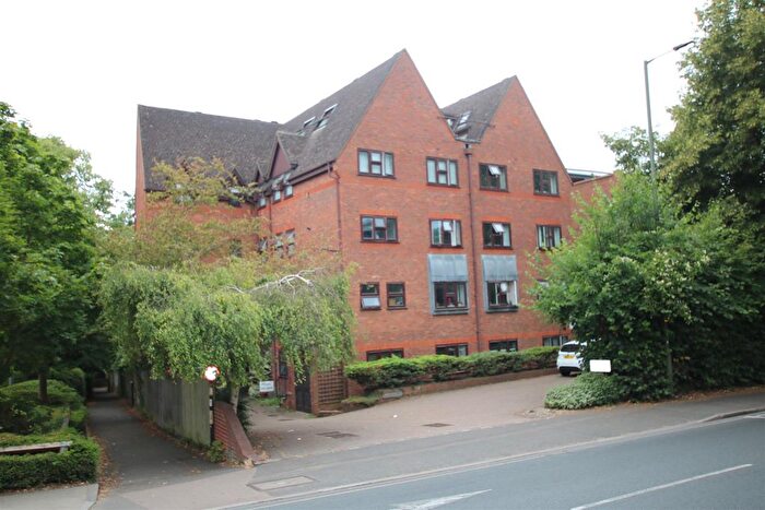2 Bedroom Flat For Sale In Station Road, Leatherhead, KT22