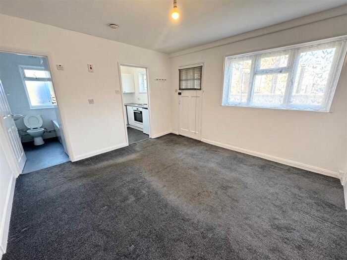 Flat To Rent In South Coast Road, Peacehaven, BN10