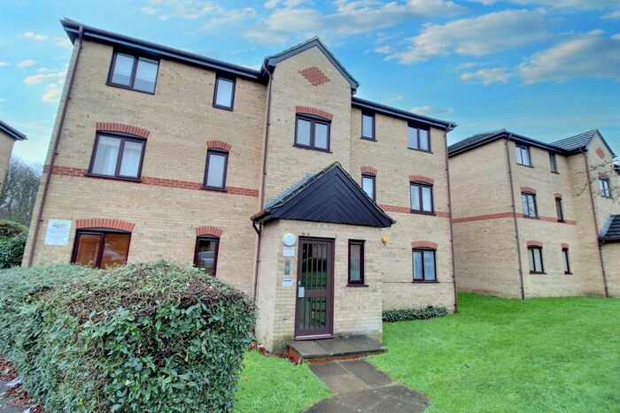 2 Bedroom Flat To Rent In Woodfield Close, EN1