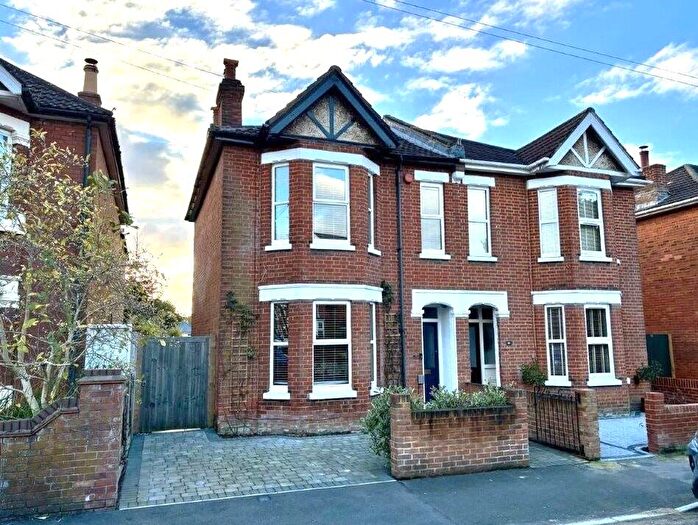 3 Bedroom Semi-Detached House For Sale In Whitworth Road, Southampton., SO18