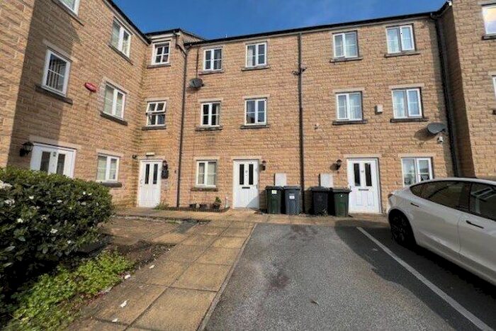3 Bedroom Property To Rent In Brackenhill Mews, Bradford, BD7