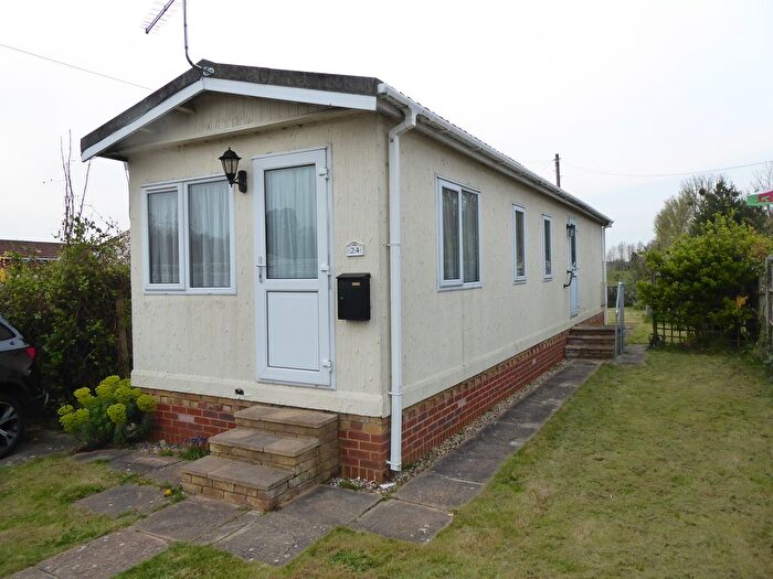 2 Bedroom Mobile/park Home For Sale In Cranbourne Hall Park, Winkfield, Windsor, SL4