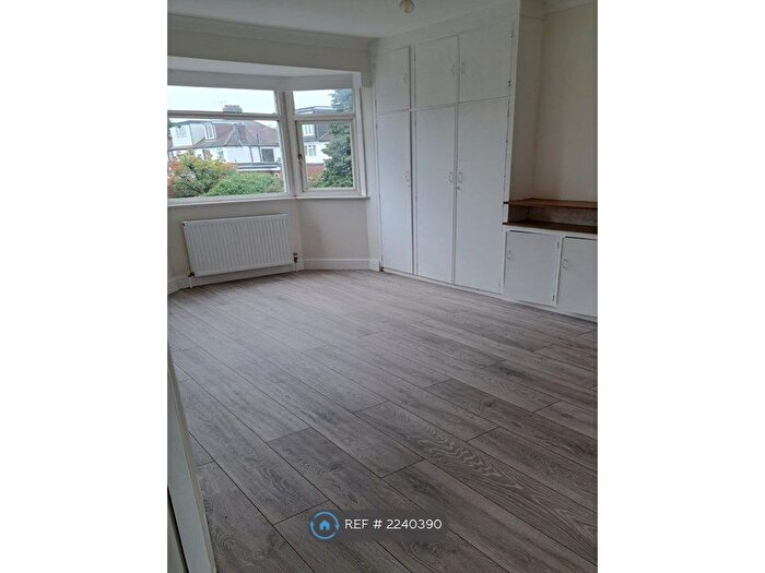 4 Bedroom Semi-Detached House To Rent In Great North Way, London, NW4