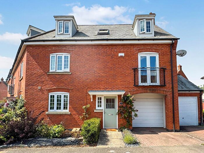 4 Bedroom End Of Terrace House For Sale In Ironwood Avenue, Desborough, Kettering, Northamponshire, NN14