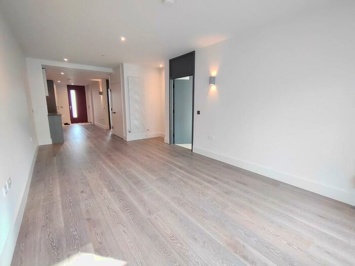 2 Bedroom Flat To Rent In Windsor Square, London, SE18