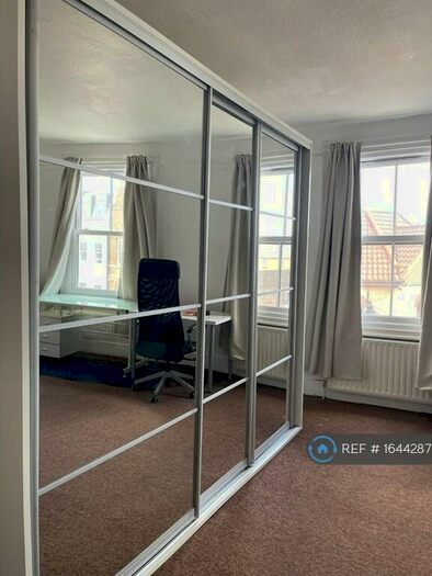 Studio To Rent In Queens Road, Buckhurst Hill, IG9