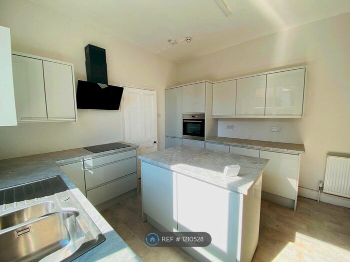 1 Bedroom Flat To Rent In St. Andrews Road South, Lytham St. Annes, FY8