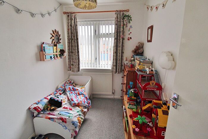 3 Bedroom Terraced House For Sale In Cherry Tree Avenue, Cowplain, Waterlooville, PO8