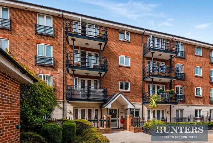 3 Bedroom Flat To Rent In High Street, Brentford, TW8