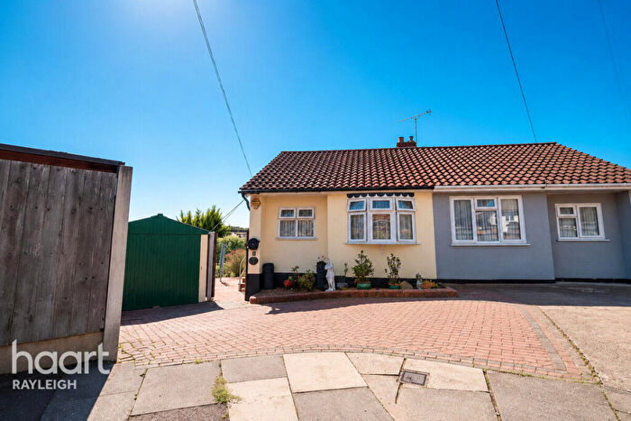 1 Bedroom Semi-Detached Bungalow For Sale In The Green, Leigh-On-Sea, SS9