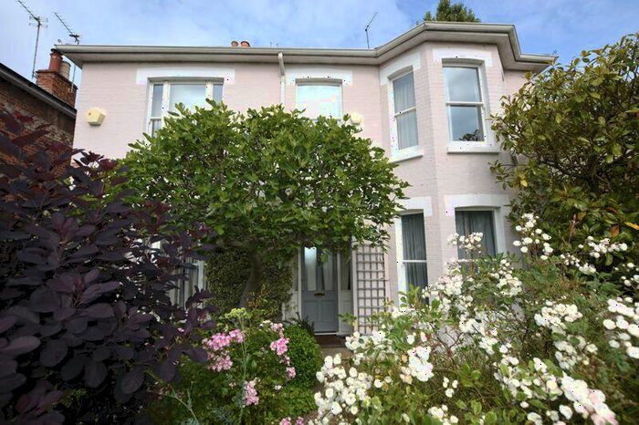 4 Bedroom Detached House For Sale In Lower Teddington Road, Hampton Wick, KT1