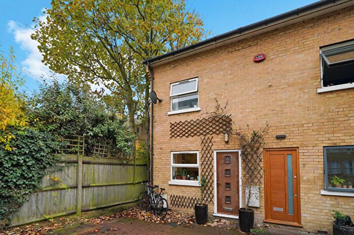 3 Bedroom Semi-Detached House For Sale In Noble Mews, Albion Road, N16