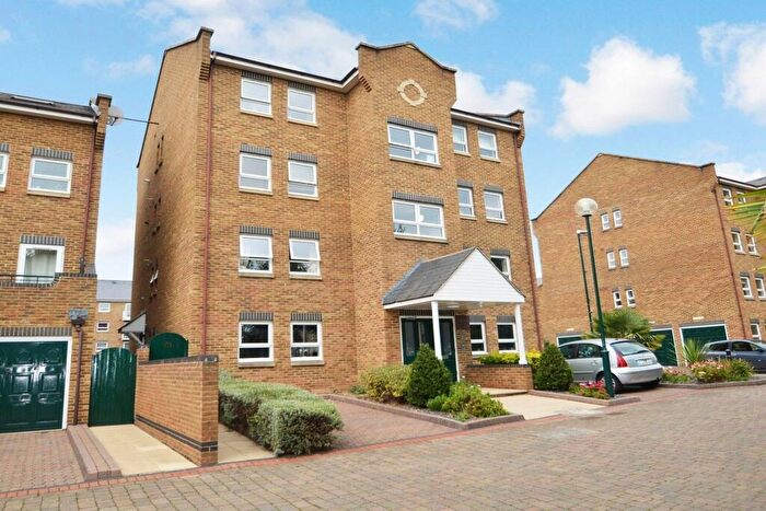 2 Bedroom Maisonette For Sale In Flat, Beaulieu Lodge, London, E14