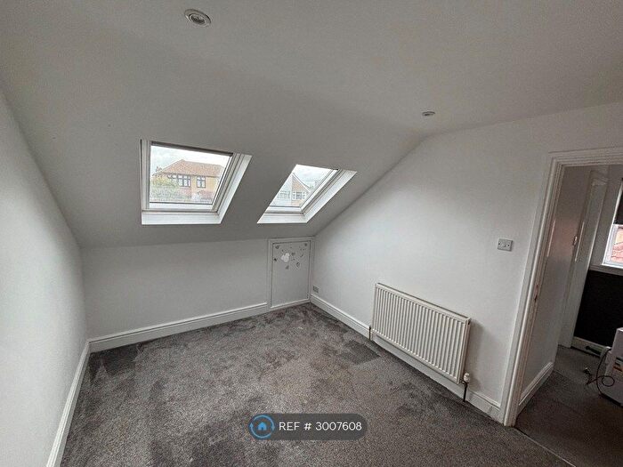4 Bedroom Bungalow To Rent In Castleton Avenue, Kent, DA7