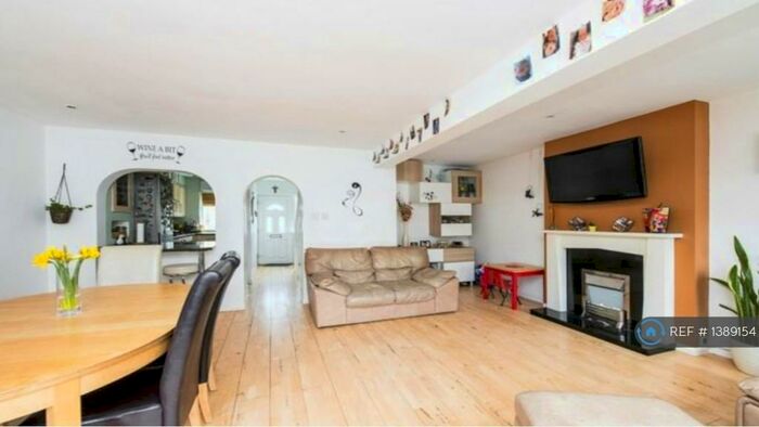 3 Bedroom Flat To Rent In Catherine Road, Surbiton, KT6