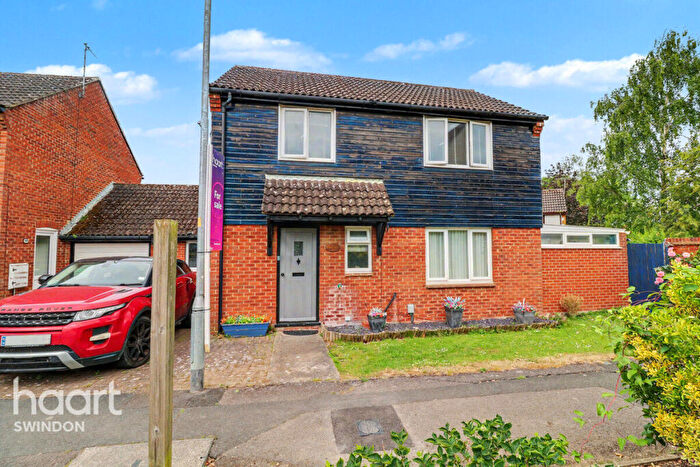 3 Bedroom Link Detached House For Sale In High Mead, Swindon, SN4