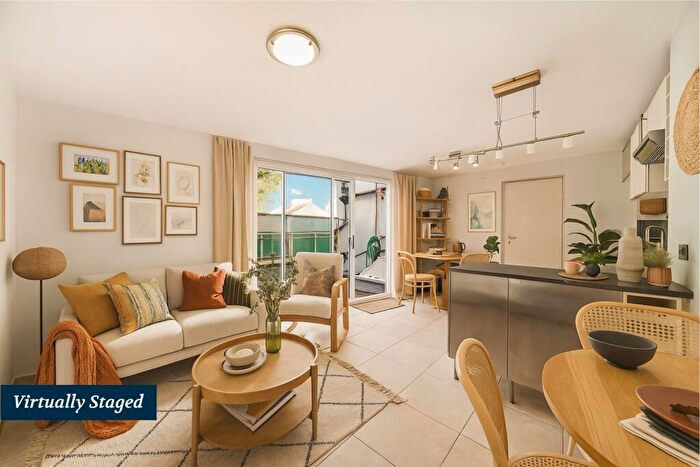 3 Bedroom Maisonette For Sale In Kingsgate Road, Kilburn, NW6