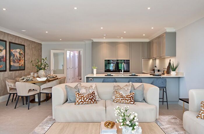 4 Bedroom Town House For Sale In Parvis Road, West Byfleet, KT14
