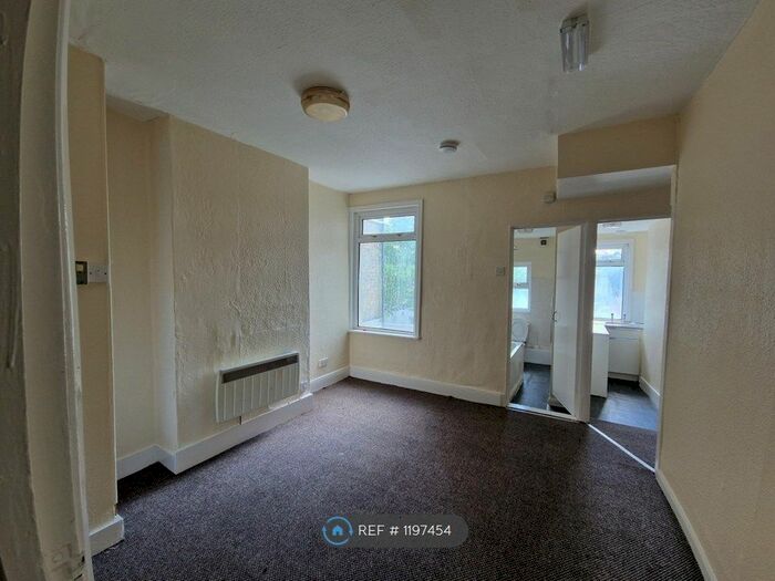 1 Bedroom Flat To Rent In Meadow Bank Road, Chatham, ME4