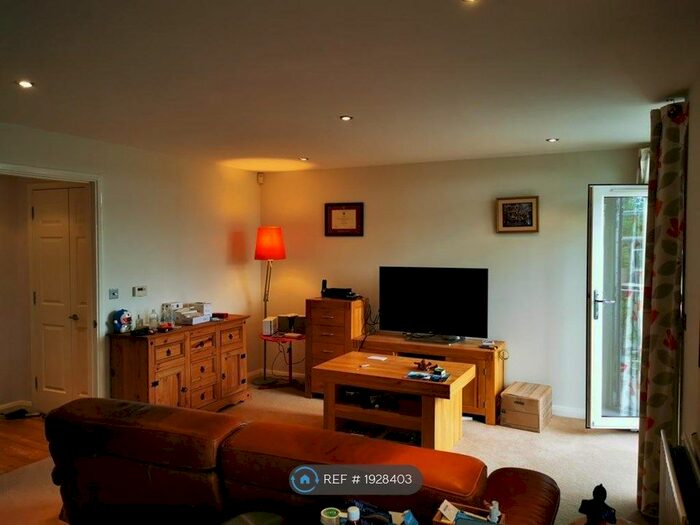 2 Bedroom Flat To Rent In Waterside, Solihull, B90