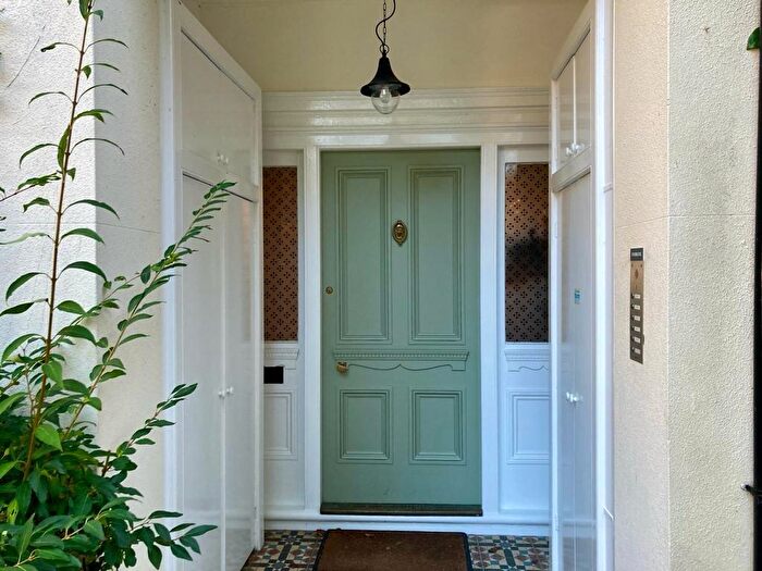 2 Bedroom Apartment To Rent In Pixham Lane, Dorking, RH4