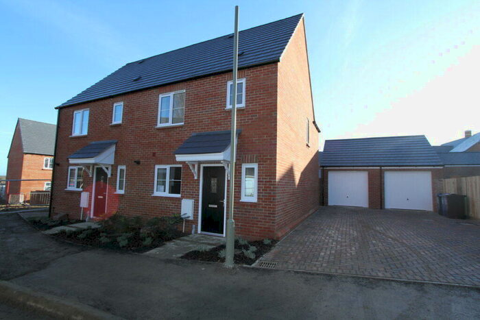 3 Bedroom Semi-Detached House To Rent In Wiggins Close, Bloxham, Oxon, OX15