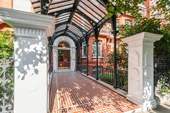 4 Bedroom Apartment To Rent In Drayton Gardens London, SW10