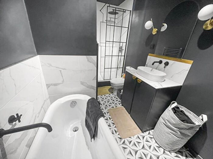 2 Bedroom Flat For Sale In Hazards House, West Street, Gravesend, Kent, DA11