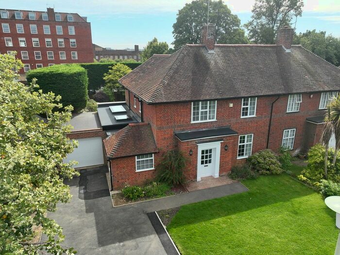 3 Bedroom Semi-Detached House To Rent In Guessens Road, Welwyn Garden City, AL8