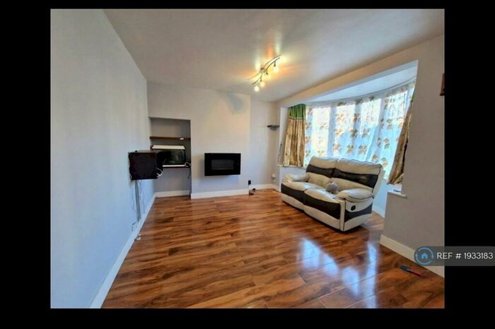 3 Bedroom Semi-Detached House To Rent In Windermere Road, Reading, RG2