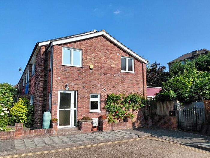 3 Bedroom Terraced House For Sale In De Montfort Road, London, SW16