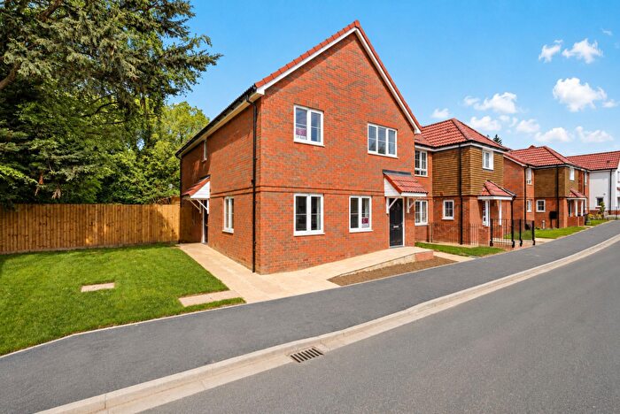 2 Bedroom Maisonette For Sale In Orchard Drive, Park Street, AL2