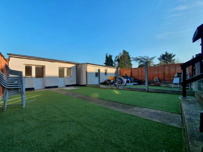 Apartment To Rent In Dale Avenue, Edgware, HA8