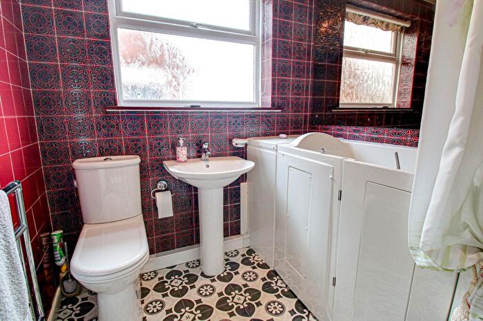 3 Bedroom Semi-Detached House For Sale In Balshaw Avenue, Irlam, M44