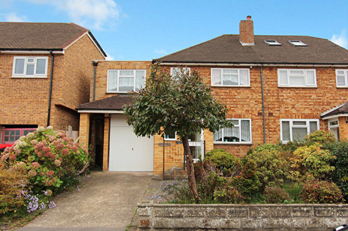 4 Bedroom Semi-Detached House For Sale In Eden Road, Bexley, DA5