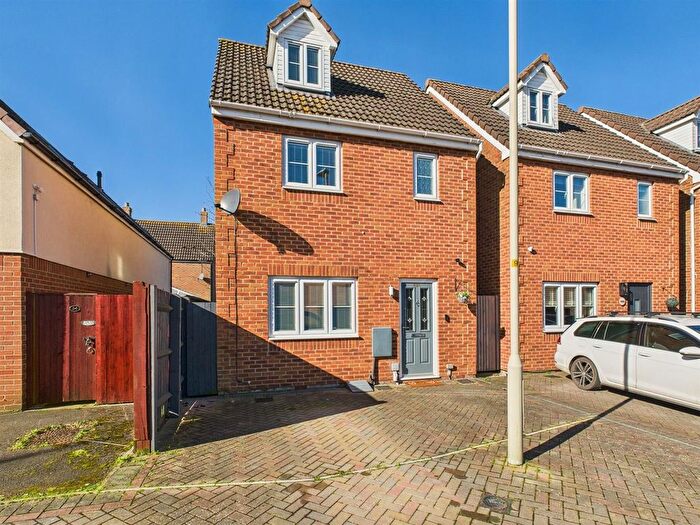 4 Bedroom Detached House For Sale In Coltishall Close, Quedgeley, Gloucester, GL2