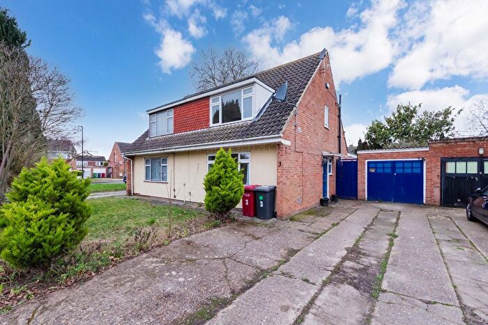 3 Bedroom Semi Detached House For Sale In Hinksey Close, Langley, SL3