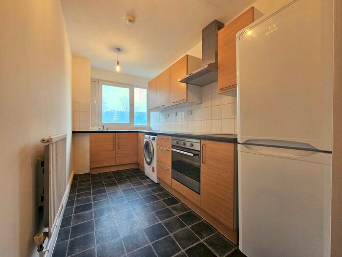 2 Bedroom Flat To Rent In Elgar Lodge, Fair Acres, Bromley, BR2