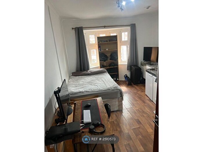 Studio To Rent In Finchley Lane, London, NW4