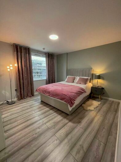 3 Bedroom Flat To Rent In Blackwall Way, London, E14