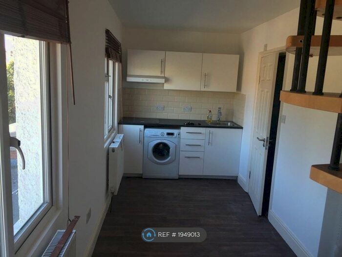 Studio To Rent In London, London, NW2