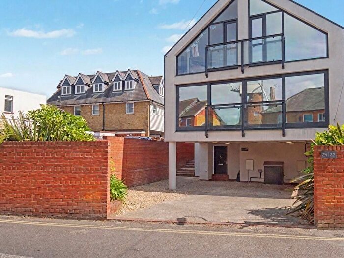 4 Bedroom Semi-Detached House For Sale In Bellingham Lane, Rayleigh, SS6