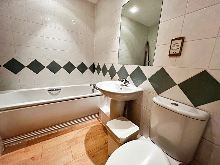 2 Bedroom Flat To Rent In Albion Street, Leeds, West Yorkshire, LS2