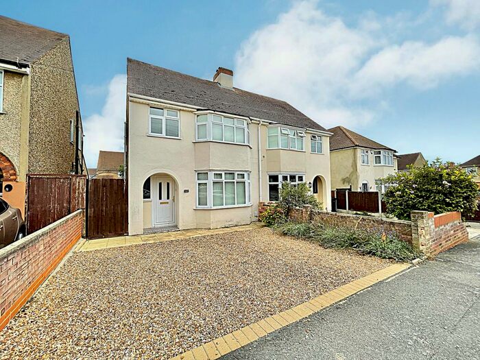 3 Bedroom Semi-Detached House To Rent In Littledale Street, Bedford, MK42